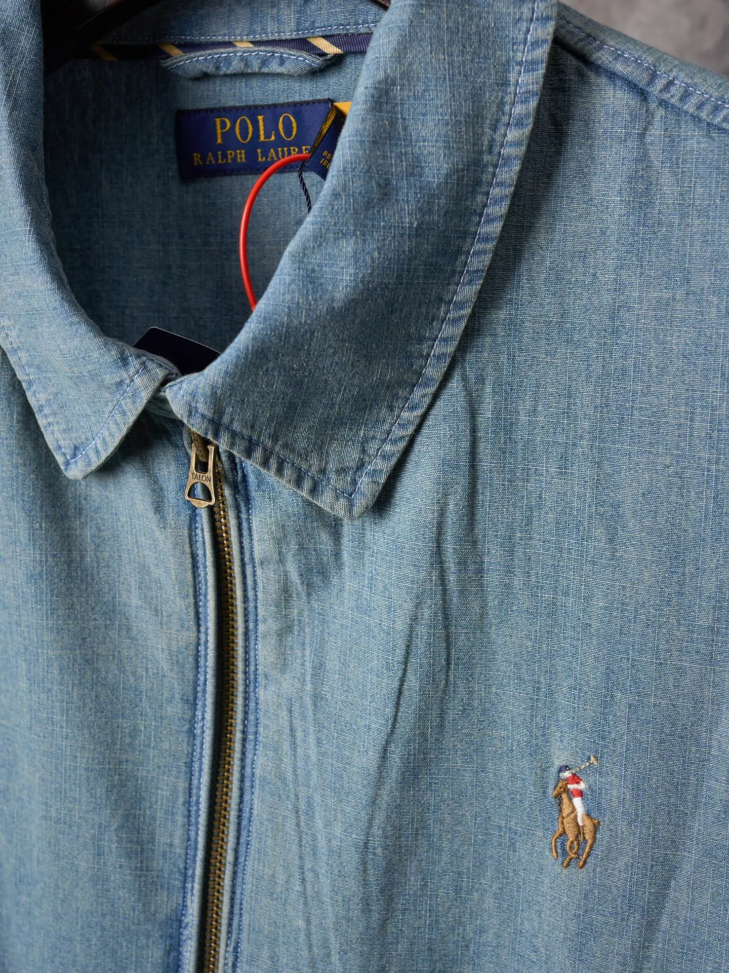 P480 Actual auction] Ralph Lauren/Ralph Lauren colorful pony logo embroidered denim lapel jacket [Ready stock] S M L XL custom-dyed cloud-like plain cotton denim soft and silky, comfortable and close to the skin, matte indigo, a denim poem dyed with time. The exquisite colorful pony logo on the left chest jumps into indigo, fully recognizable, with an atmosphere of freedom and vitality, pure and smart color symphony, neatly folded collar The details that caught the attention at a glance Reconstructed the classics with neat styles Even walking with a designed sense of calmness Using imported machine embroidery technology Using advanced computer control systems and precision mechanical components to achieve colorful pony embroidery operations with high precision and smooth and delicate lines Template machine bag opening The preset template guides the position, shape and size of the bag opening The accuracy ensures the quality of the bag opening effect The hem is made in one go using a three-needle waist-drawing machine Utilizing the machine's special needle position and feeding mechanism The elastic band and the fabric are sewn together in the same process. The three-needle design is stronger and can evenly distribute pressure to ensure that the elastic band and the fabric are closely adhered. The washing and frying process is used. The special desizing agent is preferred. Then the fabric is soaked in it and evenly sized. After desizing, it is finally rinsed. The workmanship is extremely complex. The loss is high and the fit is suitable.